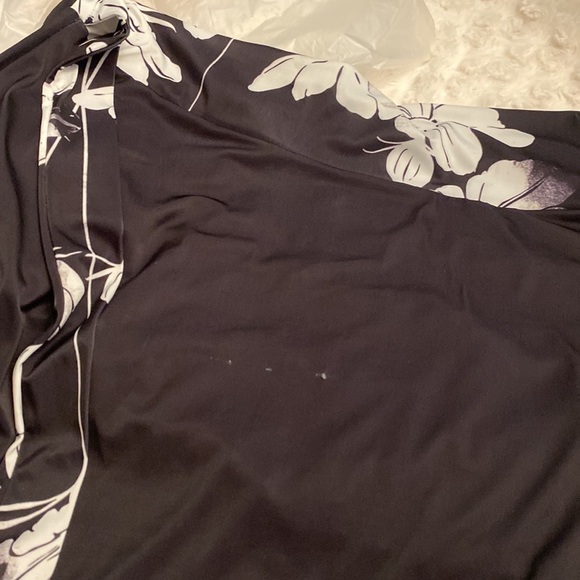 𝅺👗 Beautiful Black & White Wrap Style Floral Dress. - Picture 8 of 8